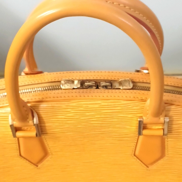 Louis Vuitton Yellow Epi Jasmine Vintage Handbag - Picture 2 of 11